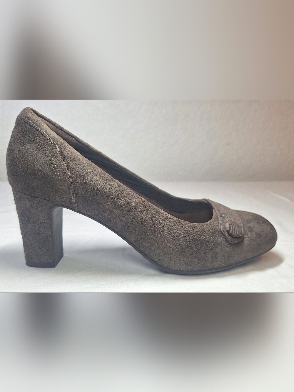 Like New Clarks Artisan Brown Suede Block Heel Pumps Size 8.5 M